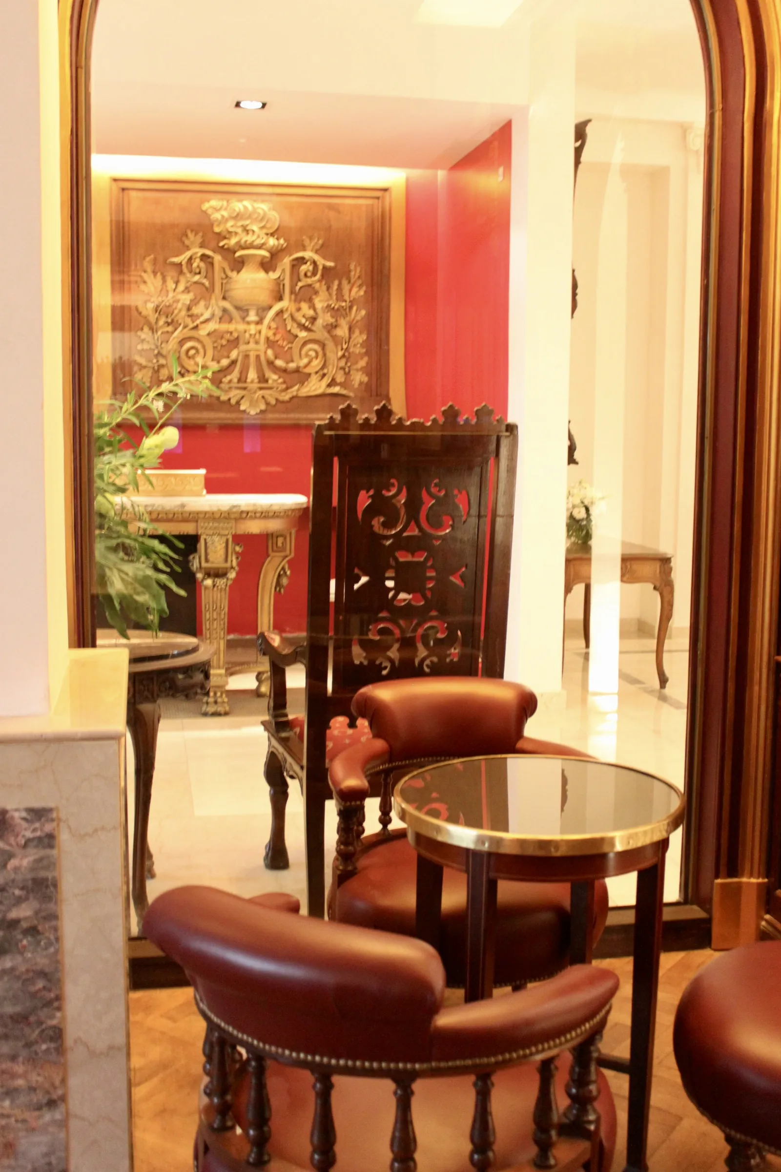 Área de estar en el lobby del Hotel Club Francés
